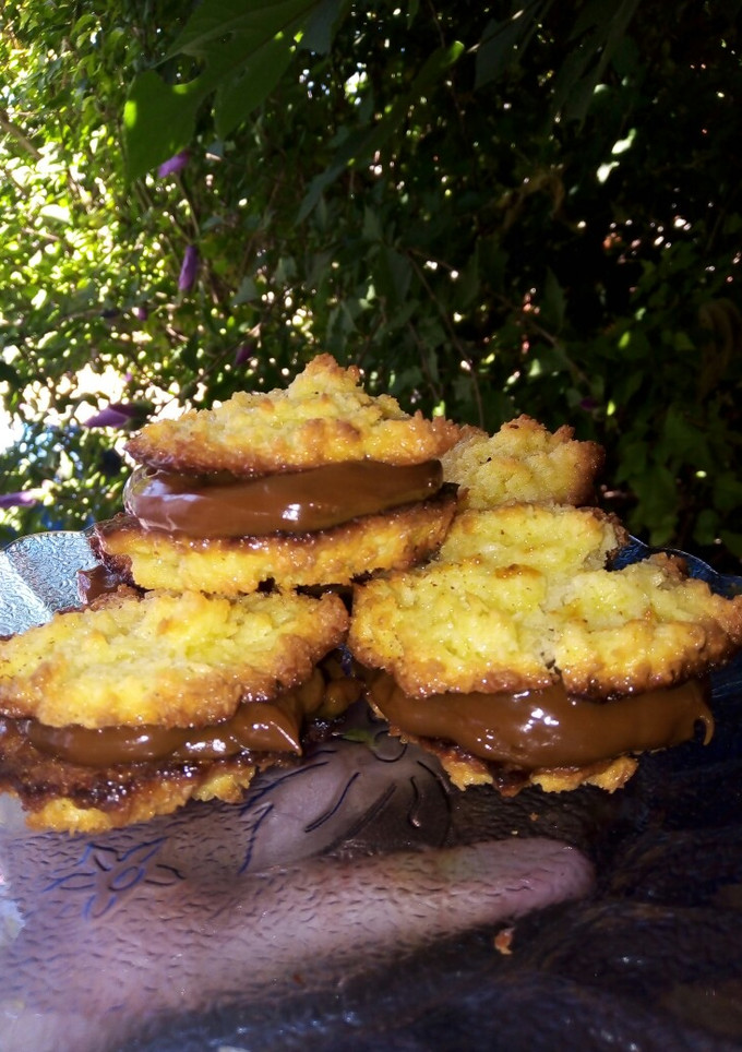 Una foto de Alfajores de coco y dulce de leche