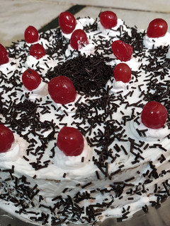 બ્લેક ફોરેસ્ટ કેક(black forest cake recipe in gujarati) રેસીપી મુખ્ય ફોટો