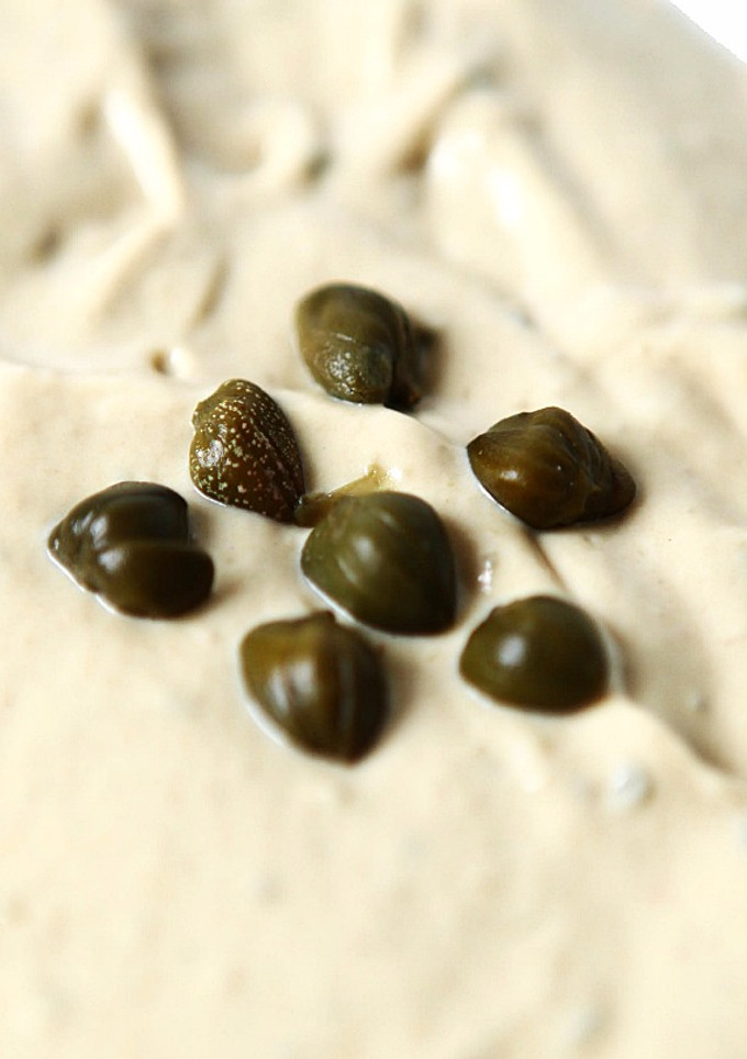 Una foto de Salsa Tonnata moderna