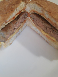 Una foto de Hamburguesa con queso y huevo