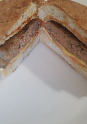 Una foto de Hamburguesa con queso y huevo