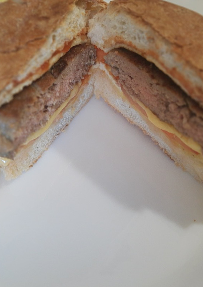 Una foto de Hamburguesa con queso y huevo