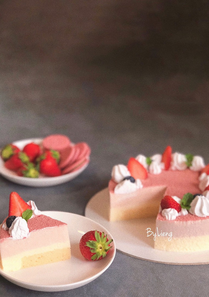 A picture of 🍓 Strawberry Mousse Cake.
