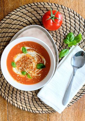 Une photo de Crème de tomate au yaourt et basilic