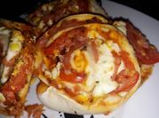 Una foto de pizza arrollada