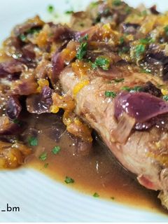 Una foto de Ternera con salsa de cebolla y mandarina al Pedro Ximénez