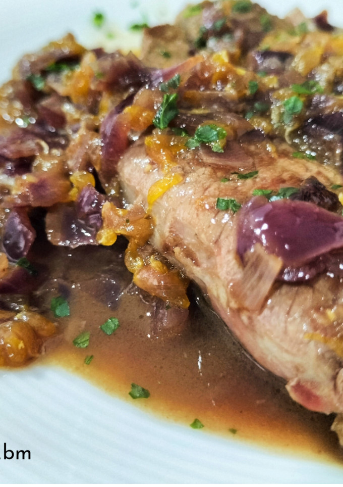 Una foto de Ternera con salsa de cebolla y mandarina al Pedro Ximénez