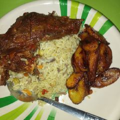 A picture of Fried rice pepper chicken en plaintain.