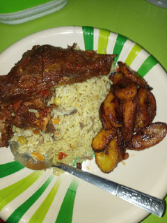 A picture of Fried rice pepper chicken en plaintain.