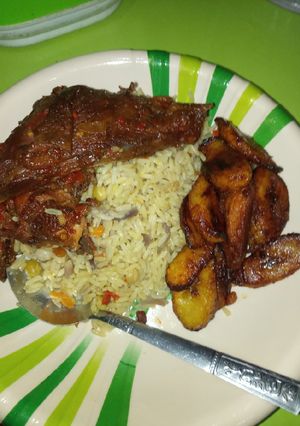 A picture of Fried rice pepper chicken en plaintain.
