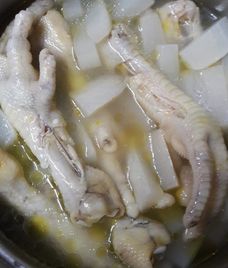 chân gà hầm củ cải