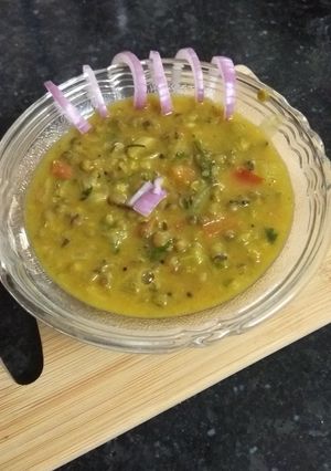 A picture of Whole Moong with Garlic.