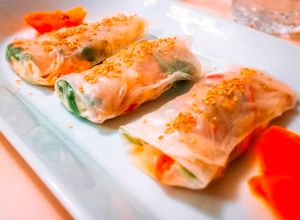 Una foto de Obleas de arroz rellenas de atún, berberechos, verduras y mayonesa de piparras