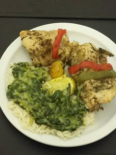 Una foto de Pollo al horno con arroz y salsa de espinacas