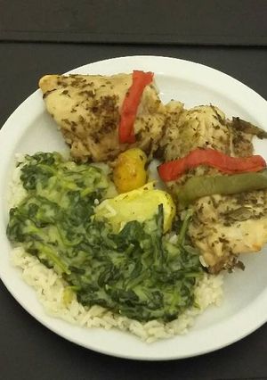 Una foto de Pollo al horno con arroz y salsa de espinacas