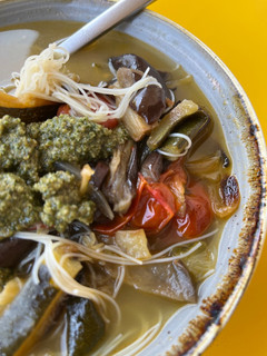 Una foto de Verduras asadas con salsa de pesto