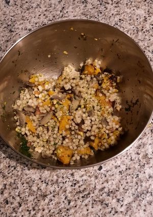 Une photo de Salade au perle de couscous et a la courge grillée