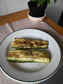 Una foto de Calabacín relleno de pollo y queso