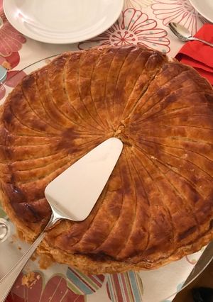 Une photo de Galette des rois frangipane pommes framboises