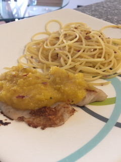 Una foto de Tilapia con salsa de mango