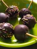 ચોકલેટ કેક પોપ્સ (Chocolate Cake Pops Recipe In Gujarati)