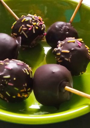 ચોકલેટ કેક પોપ્સ (Chocolate Cake Pops Recipe In Gujarati) રેસીપી મુખ્ય ફોટો
