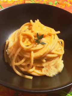 Foto di Lusso proletario - Spaghettoni aglio arrostito, porro e peperone