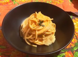 Foto di Lusso proletario - Spaghettoni aglio arrostito, porro e peperone