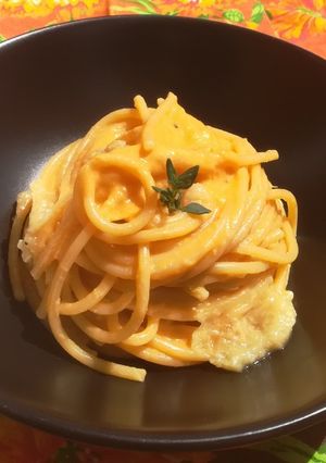 Foto di Lusso proletario - Spaghettoni aglio arrostito, porro e peperone