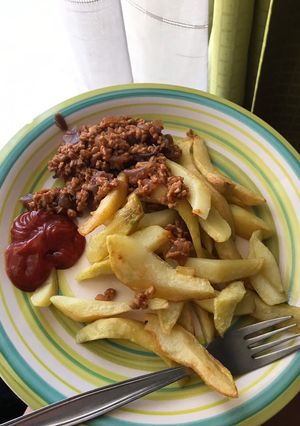 Una foto de Carne de soya con papas fritas