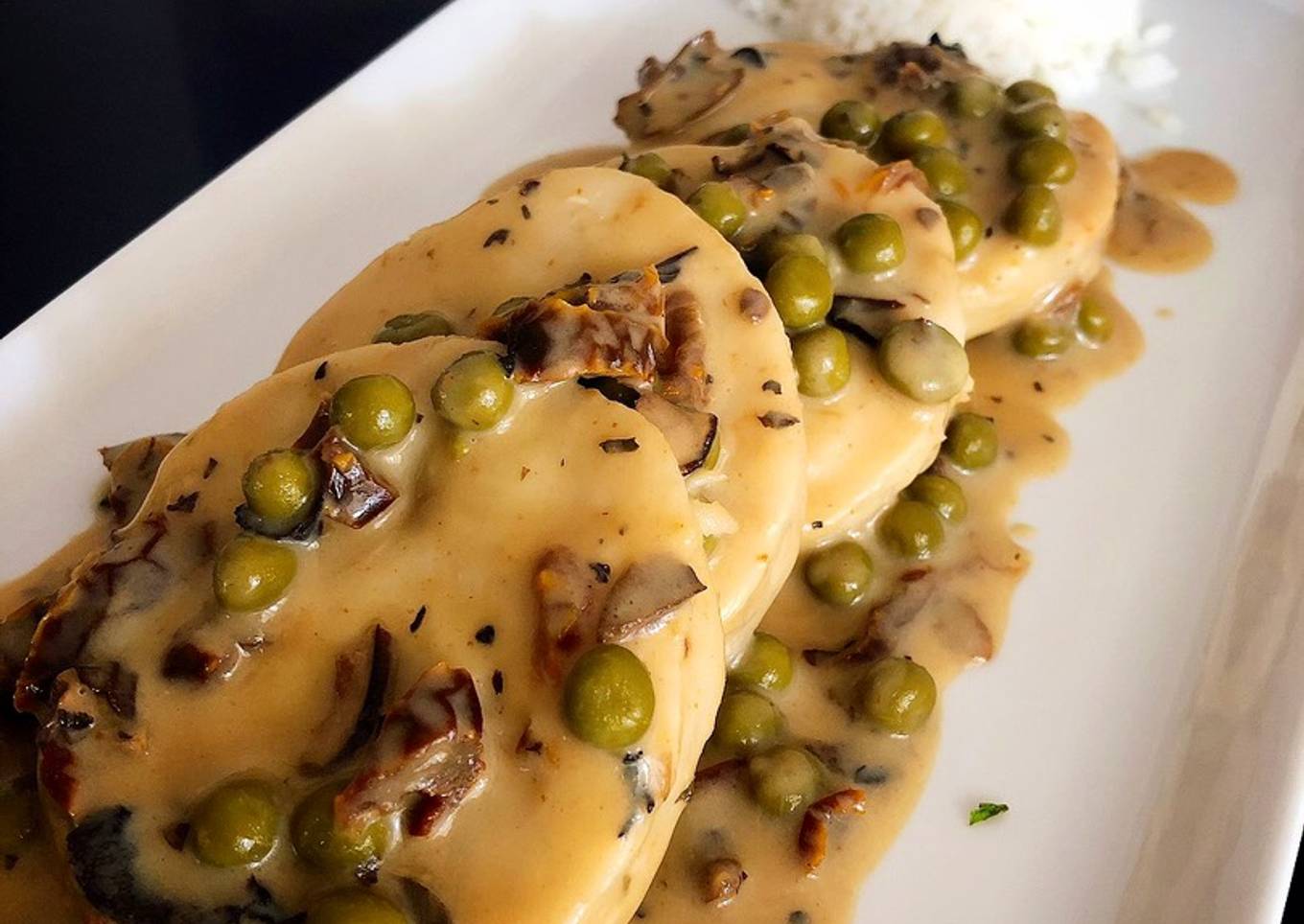 Medallones de merluza en salsa cremosa de tomate seco, setas y albahaca