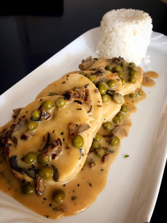 Foto principal de Medallones de merluza en salsa cremosa de tomate seco, setas y albahaca