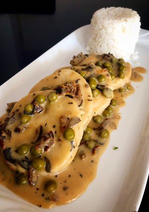Una foto de Medallones de merluza en salsa cremosa de tomate seco, setas y albahaca