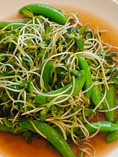 รูปของ ถั่วหวาน&ต้นอ่อนทานตะวันผัดน้ำมันหอย 🫛🌿