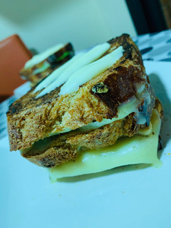 Una foto de Sándwich americano de pollo y algo más..