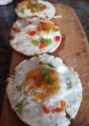 Una foto de Huevos ligeramente fritos o seudofritos con mucho sabor