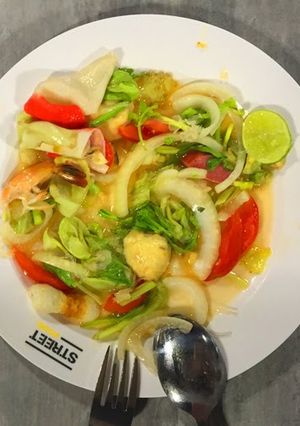 A picture of Thai Calamari Salad with Vermicelli.