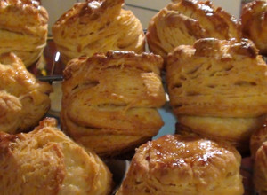 Hajtogatott töpörtyűs pogácsa recept fotója