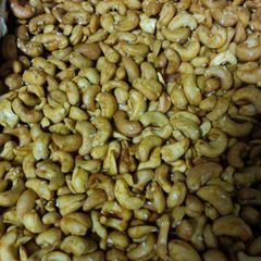 A picture of Honey/Sriracha Roasted Cashews.