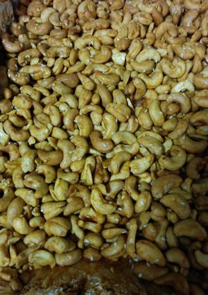 A picture of Honey/Sriracha Roasted Cashews.