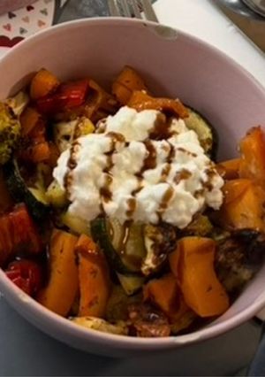 Una foto de Verduras asadas con queso cottage y crema di Módena
