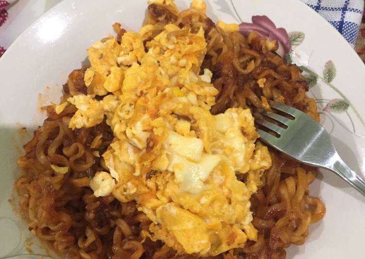 Samyang with bolognese sauce, cheese and egg