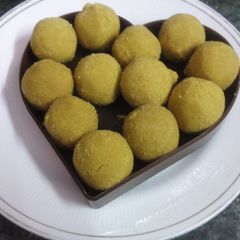 A picture of Besan Laddu (gram flour or chickpeak flour sugar balls).