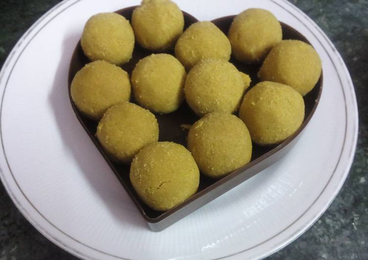 Besan Laddu (gram flour or chickpeak flour sugar balls)