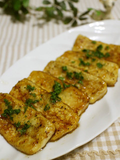 A picture of Firm Tofu Steak Seasoned with Black Pepper.