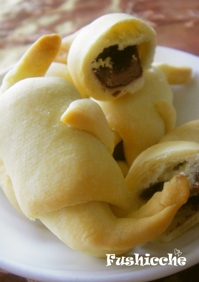 A picture of Simple Chocolate Croissants with Pie Crust.
