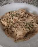 Merluza con salsa de champiñones y anacardos