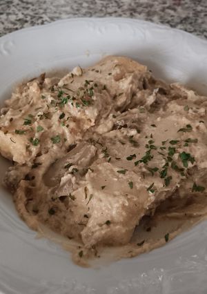 Una foto de Merluza con salsa de champiñones y anacardos