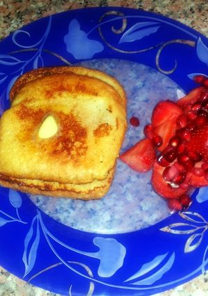 A picture of Cinnamon French toast with strawberry and penetrant salad.