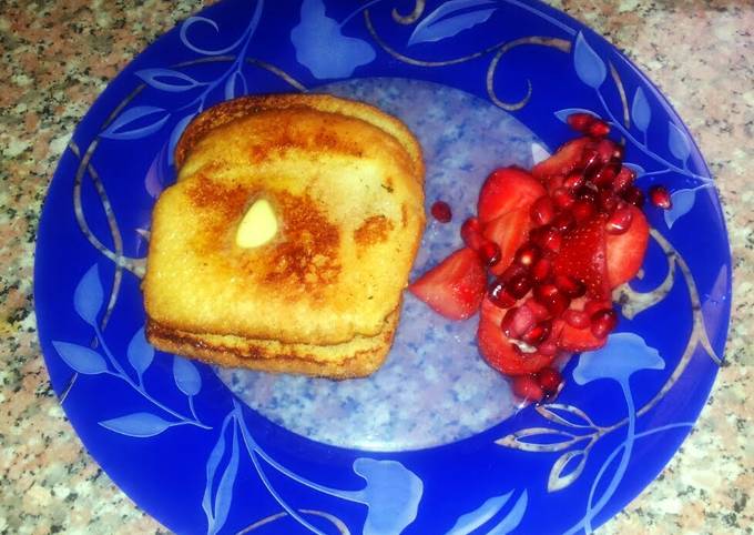Steps to Make Quick Cinnamon French toast with strawberry and penetrant salad